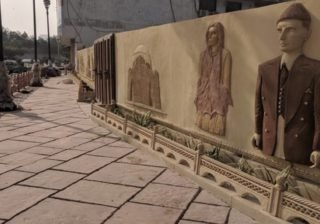 A new trend of setting up street library in Karachi attracts citizens around